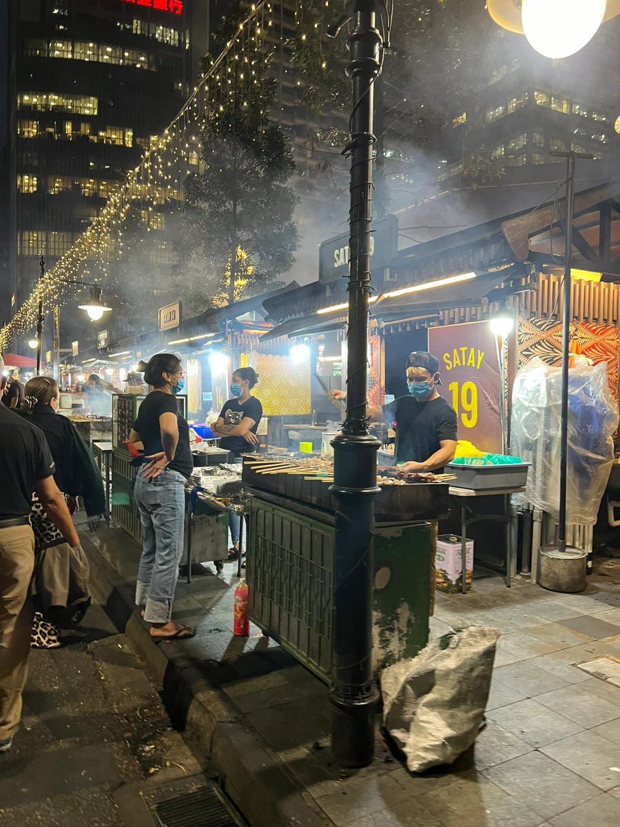 深夜は依然として夜市で夜市の生活を楽しんでいる人がそんなにいます。