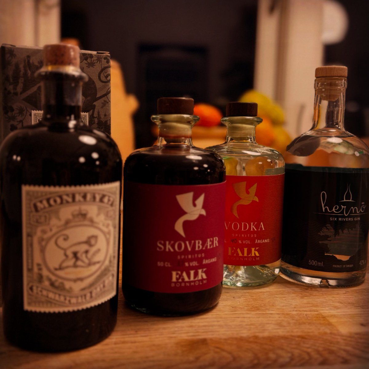 DoktorKermit's tweet photo. Onsdag som de også kan være :) smagsprøver fra @Falk_Bornholm (skovbær smager jo fænomenalt), special gin fra @Herno_official #sixriversgin og #monkey47 #distillerscut2024 så bliver det vist ikke meget bedre :) https://t.co/fhHoAeEKLF