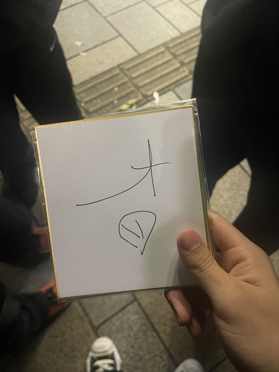 Musicismyllfe's tweet image. 今さっき
カニエ・ウェストからサインを貰ったんだけど
周りの友達信じてくれなくてやばい