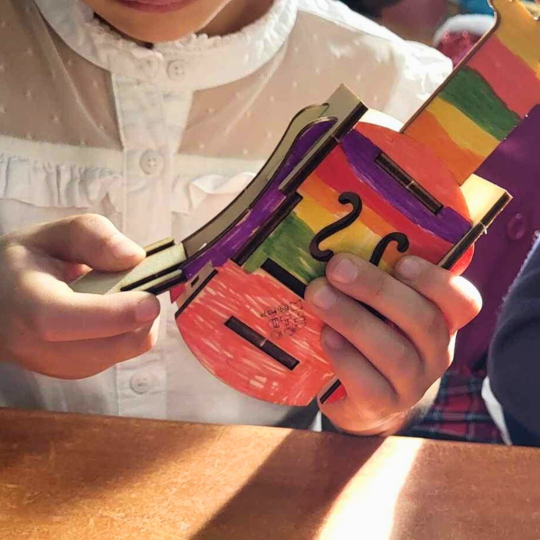 Transformă Săptămâna Altfel într-o aventură muzicală bricolând o chitară altfel! 🎸👧

Lasă-ne un mesaj, iar noi îți trimitem o ofertă personalizată pentru școala sau grădinița ta! 👈