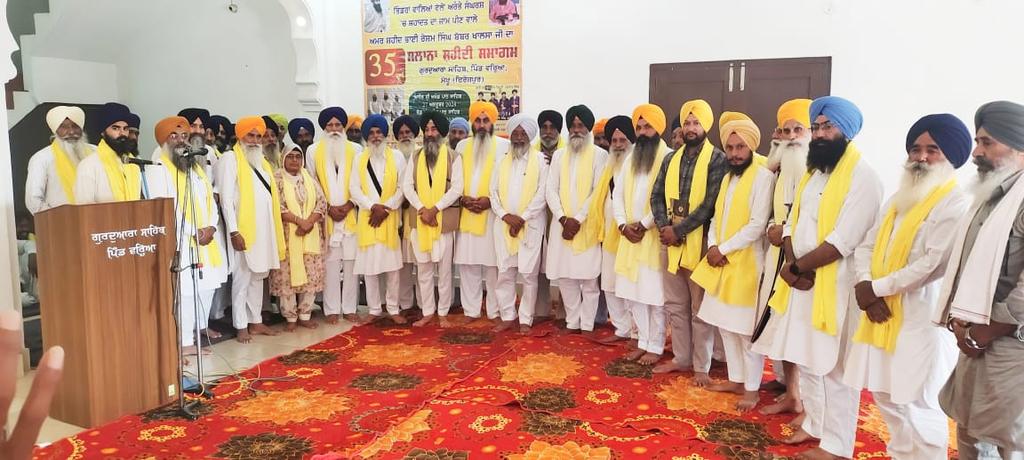 ਸ਼ਹੀਦ ਭਾਈ ਰੇਸ਼ਮ ਸਿੰਘ ਬੱਬਰ ਦੀ ਬਰਸੀ ਮੌਕੇ ਬਾਪੂ ਤਰਸੇਮ ਸਿੰਘ ਅਤੇ ਜ਼ੀਰਾ ਹਲਕਾ ਦੀ ਸਮੁੱਚੀ ਟੀਮ ਨੇ ਹਾਜ਼ਰੀ ਭਰੀ ਅਤੇ ਇਸ ਮੌਕੇ ਬੀਬੀ ਕੁਲਬੀਰ ਕੌਰ ਧਰਮ ਪਤਨੀ ਭਾਈ ਰੇਸ਼ਮ ਸਿੰਘ ਬੱਬਰ ਜਸਕਰਨ ਸਿੰਘ ਕਾਹਨ ਸਿੰਘ ਵਾਲਾ ਤੇ ਬਾਪੂ ਤਰਸੇਮ ਸਿੰਘ ਜੀ ਨੇ ਸਮੁੱਚੀ ਟੀਮ ਦੇ ਨਾਲ ਸ਼ਹੀਦ ਪਰਿਵਾਰਾ ਨੂੰ ਸਨਮਾਨਿਤ ਕੀਤਾ