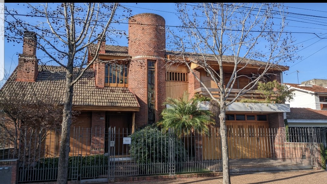 Crowleyjpg's tweet photo. Por favor en que momento dejamos de construir las hermosuras estilo chalet menemista como esta y pasamos a aquello? Que vuelvan las tradiciones. https://t.co/Yq2ys1XcNs