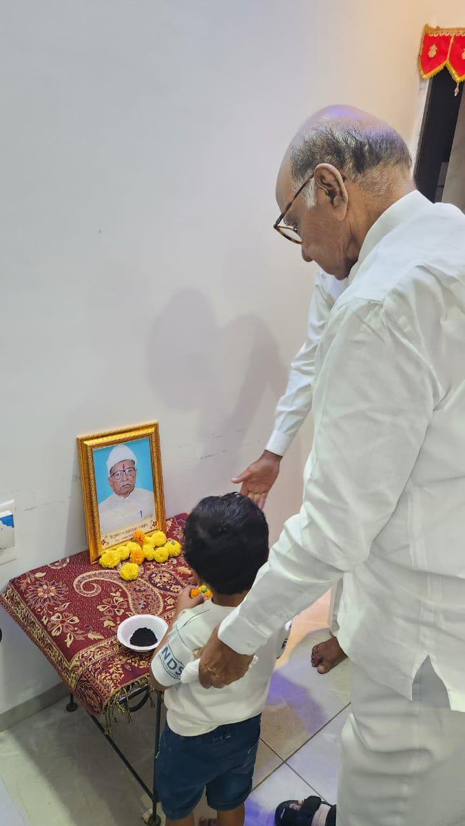 PawarSpeaks's tweet photo. सहकार क्षेत्रातील माझे जुने सहकारी आणि माळेगाव सहकारी साखर कारखान्याचे माजी व्हॉइस चेअरमन के. वाय. आबा जगताप यांचे नुकतेच निधन झाले. मानाजीनगर येथे त्यांच्या निवासस्थानी कुटुंबियांची सांत्वनपर भेट घेतली. के. वाय. जगताप यांना भावपूर्ण श्रद्धांजली अर्पण केली. https://t.co/HWxTlxlpG1