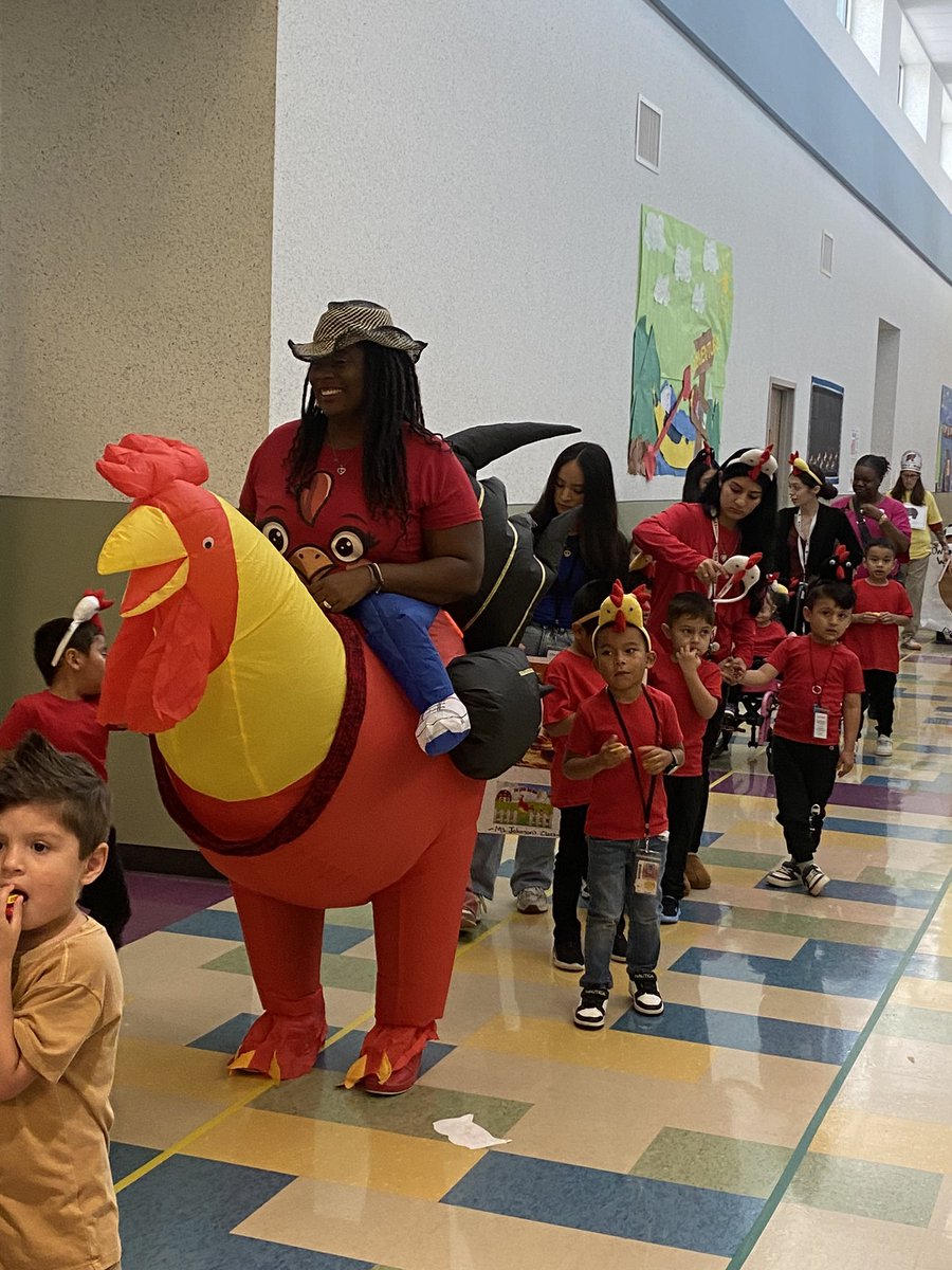 rinamarie0's tweet photo. @Vardeman_AISD had a great turn out for our storybook parade. We have so many creative parents, teachers and paras who created their students costumes. We had an amazing time celebrating reading. @aldinelibraries https://t.co/9WJzS1nRAz