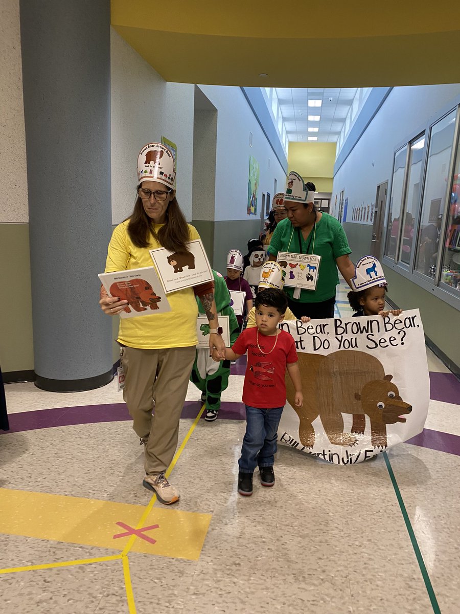 rinamarie0's tweet photo. @Vardeman_AISD had a great turn out for our storybook parade. We have so many creative parents, teachers and paras who created their students costumes. We had an amazing time celebrating reading. @aldinelibraries https://t.co/9WJzS1nRAz
