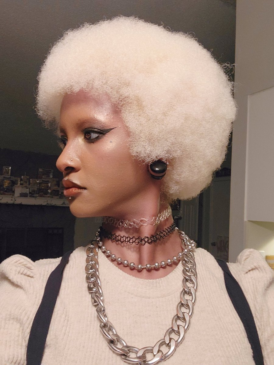 luXuryGraveyard's tweet image. #blackalt folks, for these #althairstyles tell me why some of us straighten our hair to tease it into a bat's nest when we have #afros ?