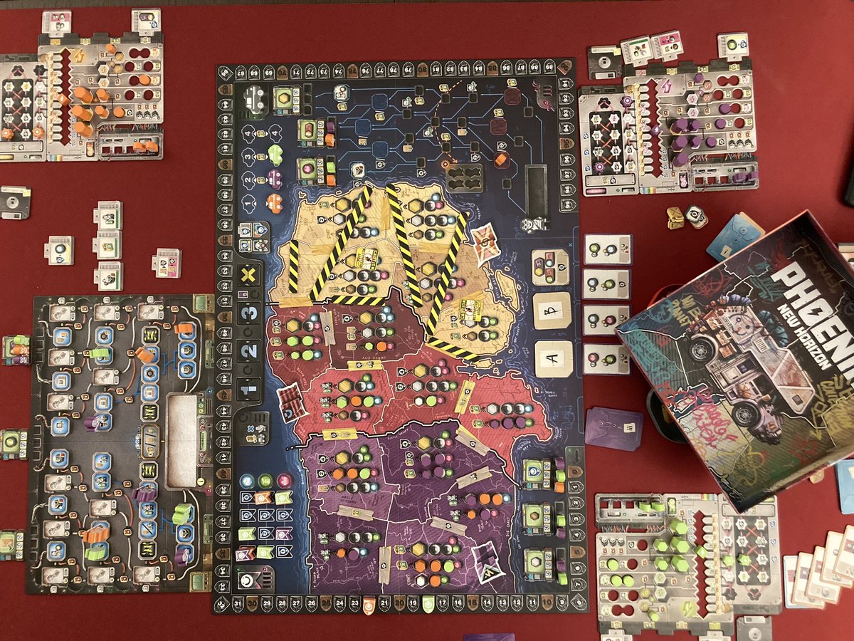 Phœnix New Horizon. Un jeu de Jorge Tabanera Redondo, édité par <a href="/PerrolokoGames/">Perro Loko Games</a>.
Déplacement d’ouvriers dans plusieurs voies avec au choix, faire une action ou payer pour le spécialiser. Développement personnel avec interaction sur le plateau central.
Ici on adore ! #diamantdor25
