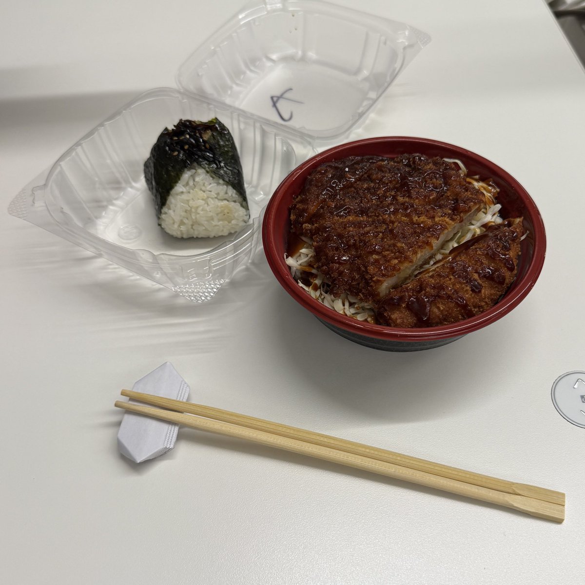 faceofmunchies's tweet photo. desk meals are so depressing but this one slapped https://t.co/Dx2AM5IGGq