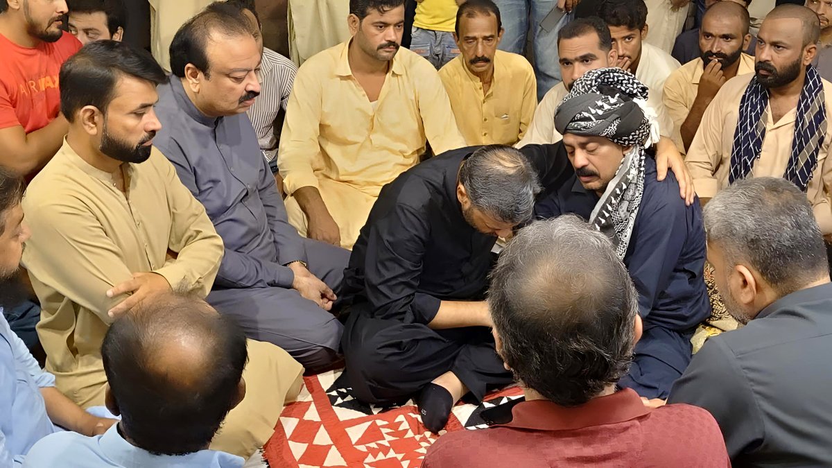 KamalMQM's tweet photo. ایم کیو ایم پاکستان سینئر مرکزی رہنما سید مصطفیٰ کمال نے مرکزی جوائنٹ انچارج KMOC مقبول ابڑو سے ان کے بیٹے جوائنٹ ٹاؤن انچارج KMOC بابل ابڑو کے انتقال پر ان کے گھر جا کر تعزیت اور فاتحہ خوانی کی۔

#MQMPakistan #MustafaKamal #NA242 #KMOC #KorangiTown #Condolence #Karachi #Pakistan https://t.co/sIfBzMmQyM