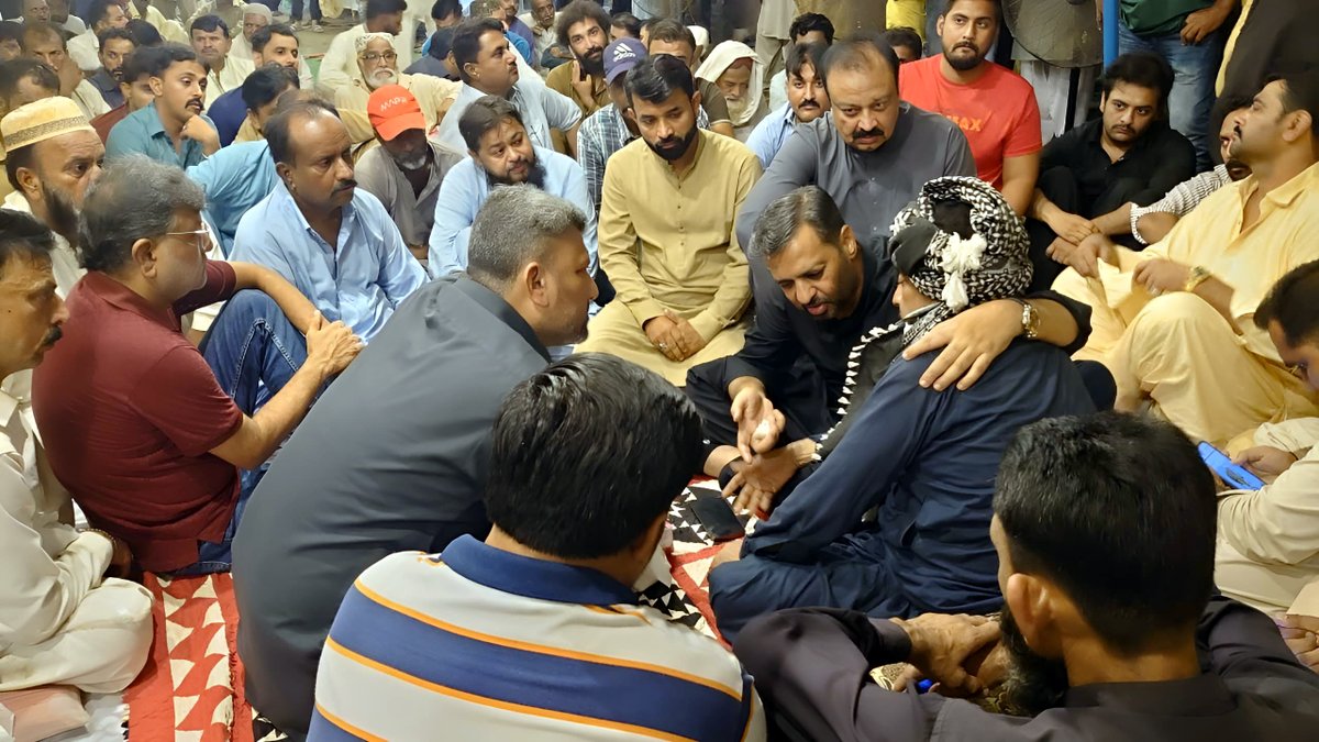 KamalMQM's tweet photo. ایم کیو ایم پاکستان سینئر مرکزی رہنما سید مصطفیٰ کمال نے مرکزی جوائنٹ انچارج KMOC مقبول ابڑو سے ان کے بیٹے جوائنٹ ٹاؤن انچارج KMOC بابل ابڑو کے انتقال پر ان کے گھر جا کر تعزیت اور فاتحہ خوانی کی۔

#MQMPakistan #MustafaKamal #NA242 #KMOC #KorangiTown #Condolence #Karachi #Pakistan https://t.co/sIfBzMmQyM