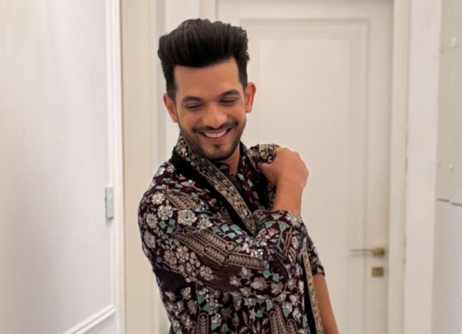 metanya07's tweet photo. What a perfect day to celebrate the festival of lights and the birthday of the brightest star, @Thearjunbijlani! May this Diwali mark the beginning of another successful year for you. #HBDArjunBijlani ❤️🎇🥳🧿 https://t.co/LRw44FdgEY