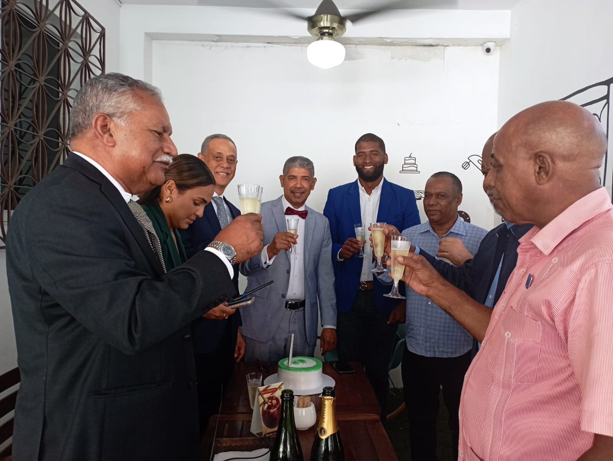 ATavarezF's tweet photo. El 30 de octubre del 2022, junto a cientos de dirigentes del partido oficial,  fui juramentado  en Monte Plata por el presidente @LeonelFernandez  en la @FPcomunica.  Con los desaciertos del gobierno, resulta claro que tenemos razón. Hoy celebramos @CesarAFernandz @Manolopich https://t.co/eqqC5Z9Yg6