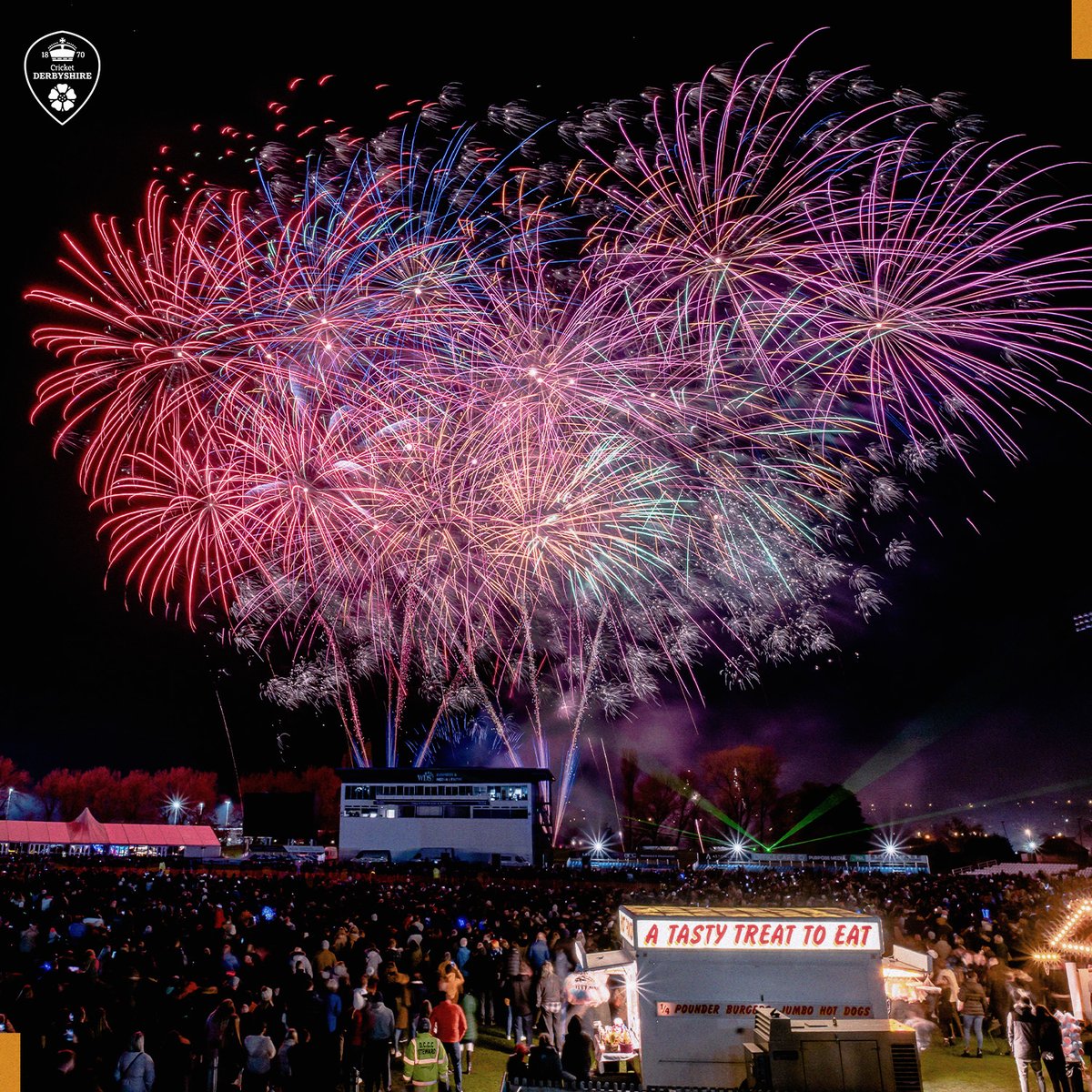 DerbyshireCCC's tweet photo. 🎇 Fireworks
🍭 Sweet Treats
🌃 A magical evening for all

If you haven't sorted your weekend Fireworks plans yet - get your tickets now to save!

Purchase below ⤵️