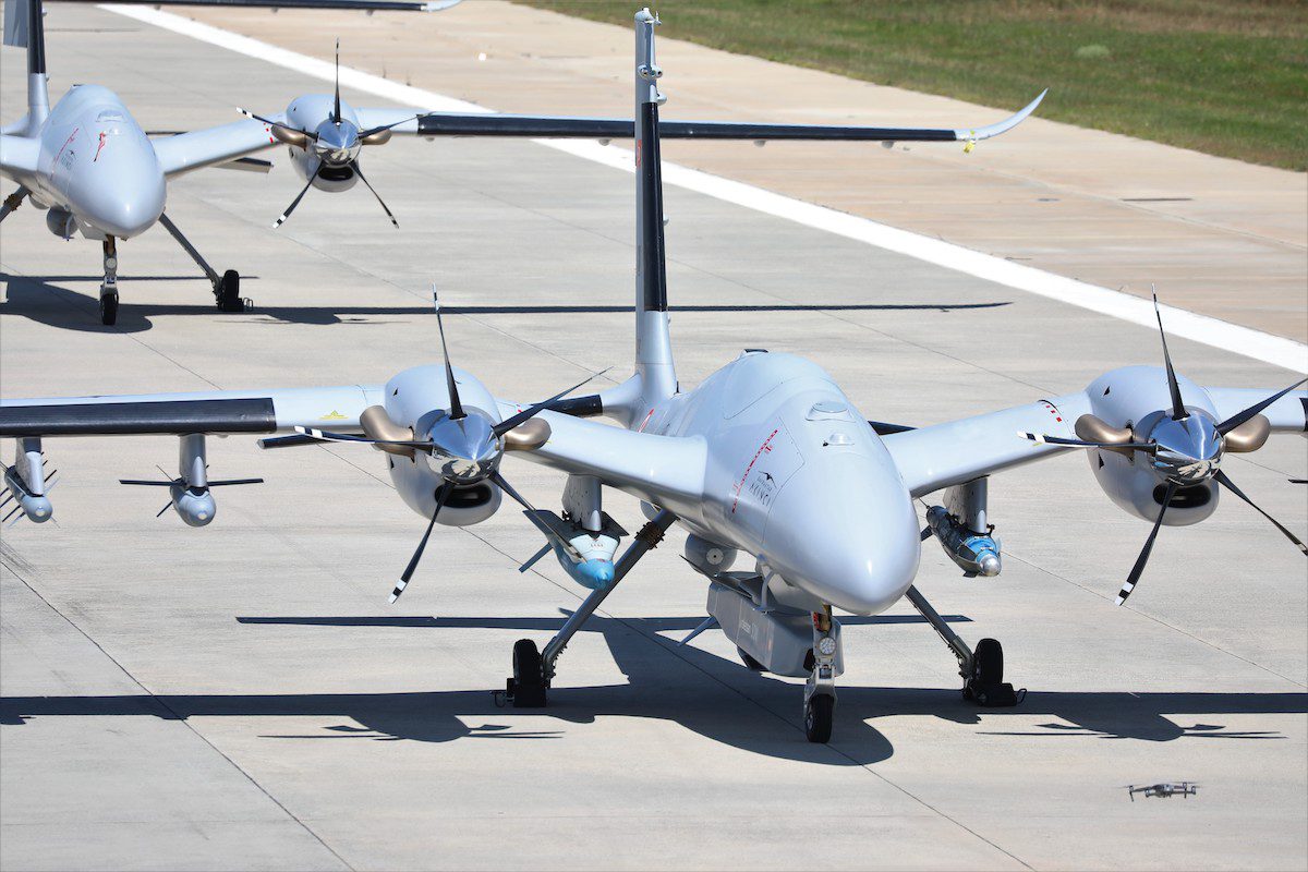 TurkishCentury's tweet photo. CROATIA & TÜRKİYE 🇭🇷🇹🇷 #defense ties deepen with @BaykarTech & @OrqaFPV signing a new cooperation deal that will allow battle-proven UCAVs like #Bayraktar #TB2 & #AKINCI to deploy swarms of Croatian #FPVdrones from the air, introducing a brand-new battle concept! ✈️ #BAYKAR #ORQA https://t.co/hxrmDtVB8v