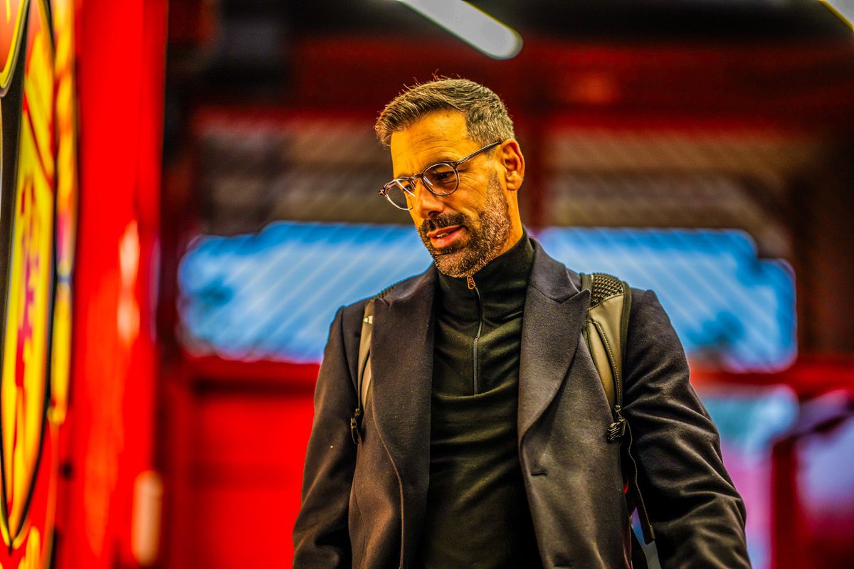 FabrizioRomano's tweet photo. 🚨🇳🇱 Ruud van Nistelrooy arrives for his first game as Man United interim coach vs Leicester in Carabao Cup.

He’s staying as interim manager until the formal steps for Rúben Amorim to leave Sporting are completed. https://t.co/bIxbVPfUyi