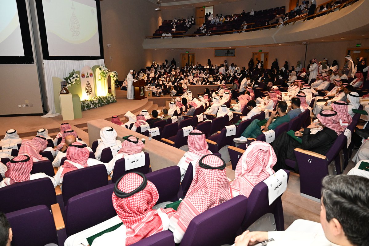 برعاية سعادة رئيس #جامعة_الملك_عبدالعزيز، وحضور نائب رئيس الجامعة لشطر الطالبات أ.د هناء النعيم، أُقيم اليوم حفل تكريم المتميزين من منسوبي كلية الطب والمستشفى الجامعي لعام 1444هـ.