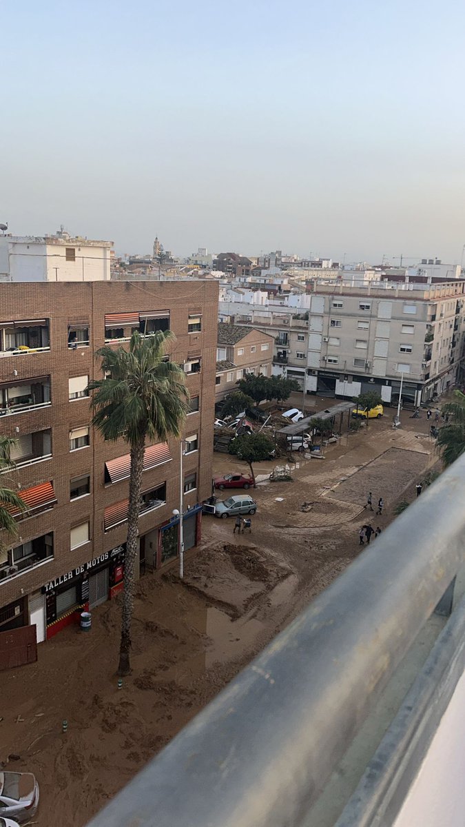 POR FAVOR DIFUNDIR 🚨

Un amigo me está pidiendo que vaya gente a darles suministro porque no tienen ni agua ni comida para toda la semana 

Su zona es Catarroja, Valencia 

"Me quedan 3 dedos de agua y 1 cocacola y comida hasta el jueves"

Así está su calle 👇🏻

DIFUNDIR