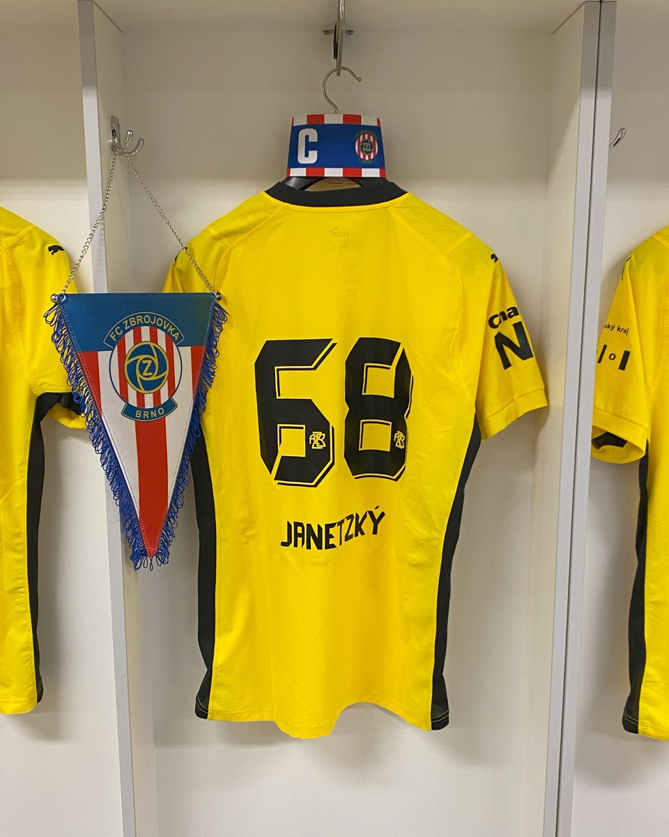 FCZbrojovkaBrno's tweet photo. Pohled do kabiny před utkáním na Letné.
Výkop je v 19.15
#molcup #SPABRN #zbrojovkadotoho ⚽🔥 https://t.co/CK0Wpqjogl
