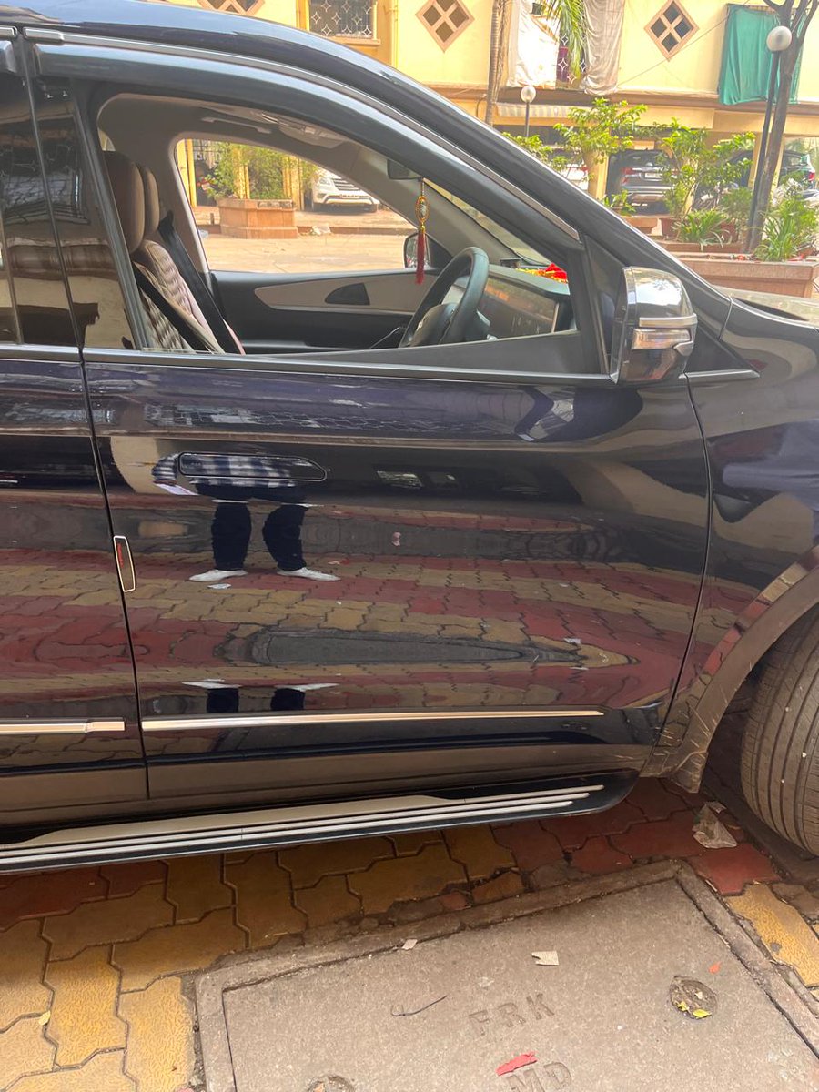 Anujtripathi_19's tweet photo. 1st pic is before servicing pic where there is no damage to this part
The video and the photo (2nd and 3rd) img is after servicing
Advisor is claiming it is before it arrived at the service center.
I have opted for pick and drop and the 1st pic is clicked by mahindra's driver. https://t.co/5qWgGNRJXi