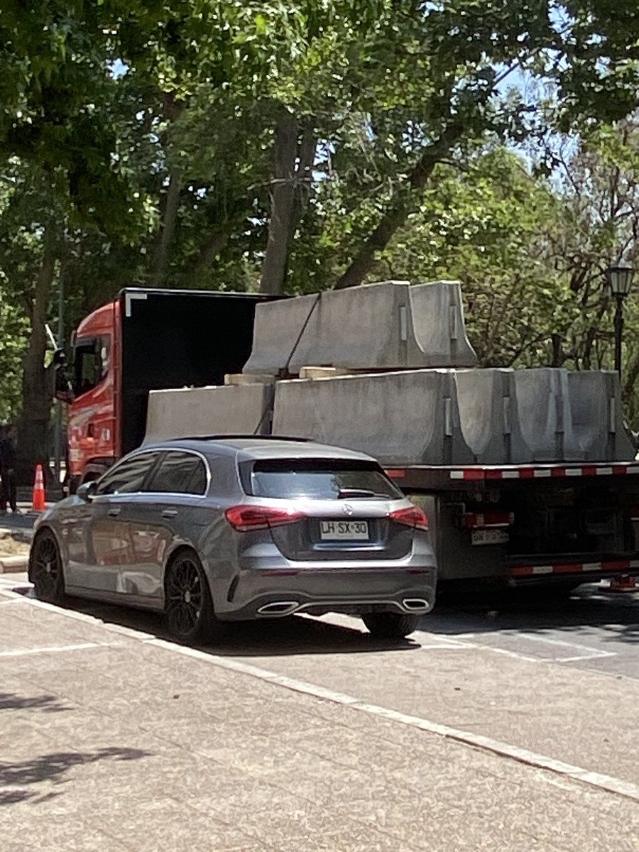 QueLeoForestal's tweet photo. ¿ Adivinen dónde comienzan los trabajos del eje Alameda-Providencia?…Exacto 
Aunque no nos vean, aquí estamos haciendo resistencia cultural.
Ven al forestal, mucho más que comprar un libro.
Se agradece el RT https://t.co/TmSPcaXvUn
