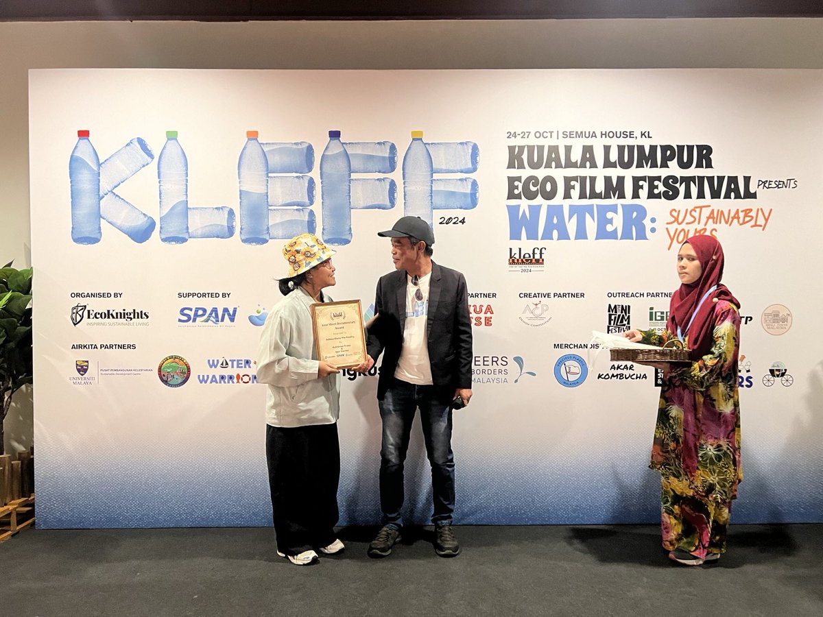 Clean Clothes Campaign (@cleanclothes) on Twitter photo The documentary about our action with @theYesMen last year, in which we fooled the world into thinking <a href="/adidas/">adidas</a> hired a former garment worker as co-CEO is now touring the world! It won a prize last weekend in Malaysia & "co-CEO" Len was there to accept it! theyesmen.org/project/adidas… The documentary about our action with @theYesMen last year, in which we fooled the world into thinking <a href="/adidas/">adidas</a> hired a former garment worker as co-CEO is now touring the world! It won a prize last weekend in Malaysia & "co-CEO" Len was there to accept it! theyesmen.org/project/adidas…