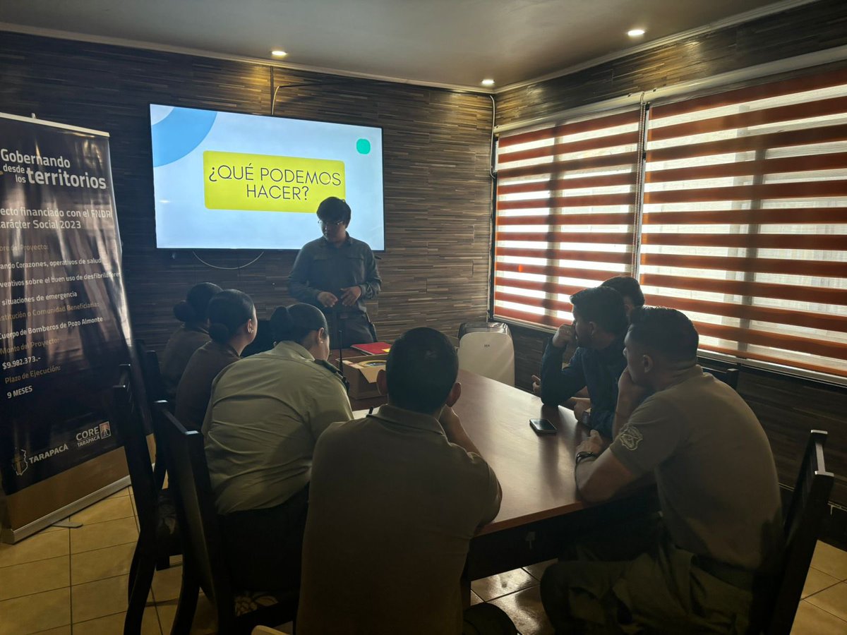 CarabTarapaca's tweet image. Carabineros de la #2da.ComisaríaPozoAlmonte son capacitados por parte de #BomberosdeChile, en materia de primeros auxilios y correcto uso del equipo “DEA” con el fin de brindar un correcto auxilio a la comunidad
#CarabinerosdeTodos