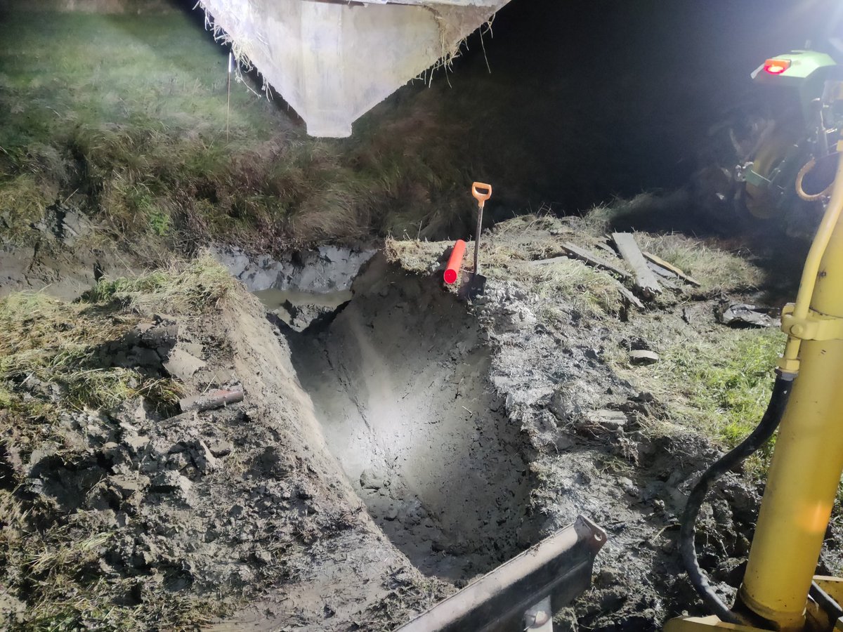 Renewing end-of-life wooden drainage ends with orange plastic ones, easy to find and check.
