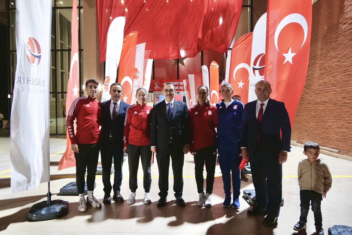 66.Hükümet E.T.K.Bakanı veMilletvekilimiz Sn.Fatih Dönmez,Valimiz Sn.Hüseyin Aksoy ve eşi Hülya Aksoy Hanımefendi tarafından Cumhuriyet Bayramımız vesilesiyle gerçekleştirilen kabul töreninde milli sporcularımız ve antrenörlerimizle İl Müdürümüz Osman Ercan eşliğinde sohbet etti.