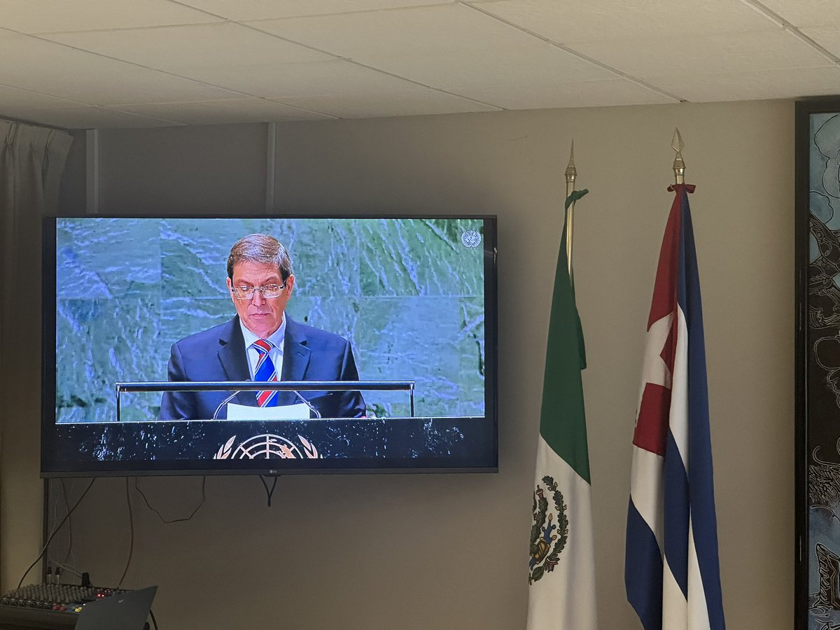 MarcosRguezC's tweet photo. Nuestra @EmbaCuMex acompañó la contundente victoria del pueblo cubano  en @ONU_es.

El mundo ha demandado #TumbaElBloqueo y reafirmado la solidaridad con nuestro país, su derecho al desarrollo y autodeterminación.

Agradecemos a todos los que desde México están con nosotros. https://t.co/WGFvaJWi29