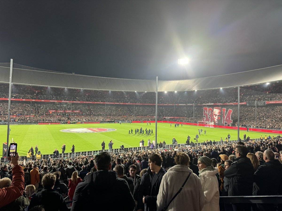 Het is een rot tijdstip op een doordeweekse dag in de herfstvakantie. Maar dat is vergeten als de bal straks rolt. De klassieker: nog altijd de mooiste. Voor iedereen in de file, een integraal verslag op <a href="/NPORadio1/">NPO Radio 1</a>.