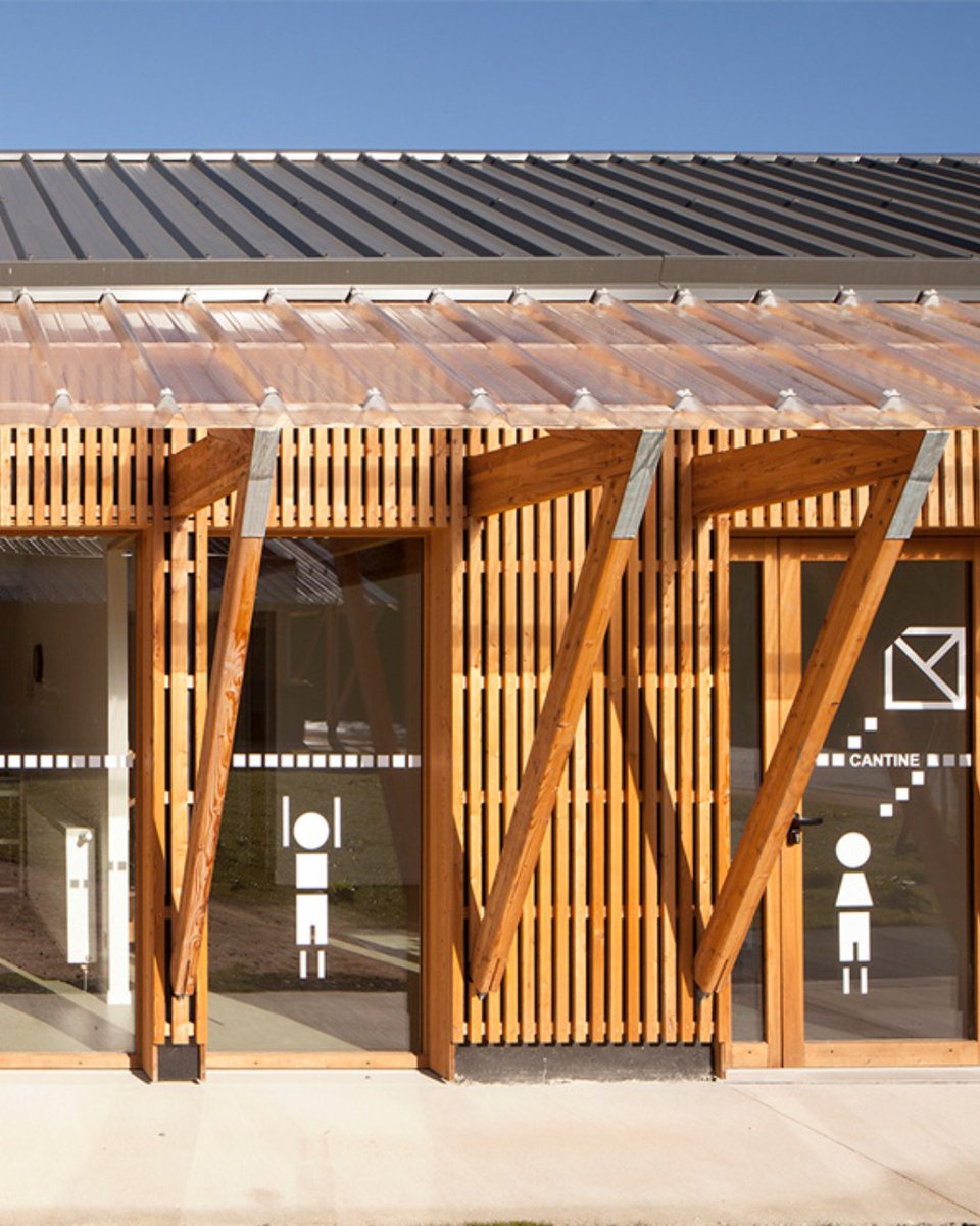 Le Centre Municipal d'activités d'Asprières, équipement #bois novateur pour contrer le déclin démographique en créant un lieu de rencontre et d'échange, en regroupant des services utiles à tous 💡

🎯 Redonner de l'attractivité à la commune d'Asprières 👏
©Édouard Decam