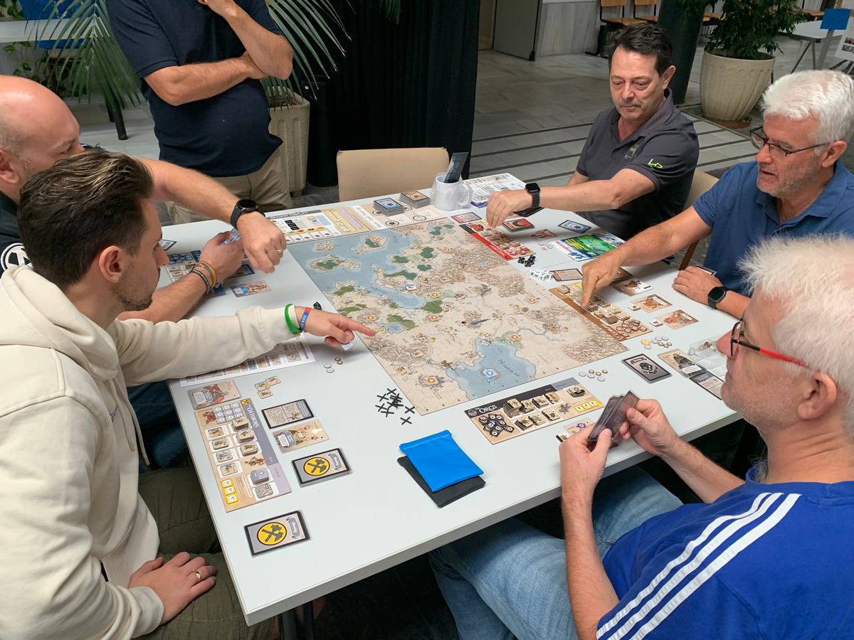 LudoVeritas's tweet photo. @KelsoSargento @MasQueOca @7EchoSierra En #PaxLudica, #Cádiz (gracias a @mesadeguerra y a @LudicaPax 🥰) la gente no paraba de jugar a este #BurningBanners 🏴🔥
Menos mal que convencí a @Javi_de_Nuln (porque yo soy un perfil sin 💰🤣), y se apuntó a la #Precompra de @NACWargames y @MasQueOca:
https://t.co/6Uz04DC3VG https://t.co/igfpjRjsp4