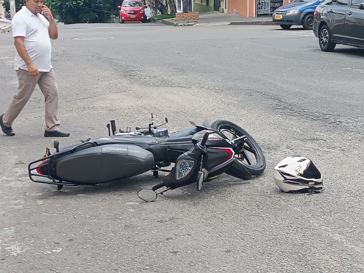 Un par de atracadores intentaron asaltar a una dama que se movilizaba en una camioneta, pero la comunidad reaccionó en forma solidaria, obligándolos a huir dejando abandonada la motocicleta y sin lograr perpetrar el asalto, la moto fue incinerada por los residentes