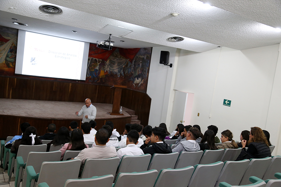 DGSIAP_Mx's tweet photo. El #SIAP contó el día de hoy con la visita de jóvenes estudiantes del Colegio Superior Agropecuario del Estado de Guerrero (CSAEGRO), al termino de la exposición, se les invitó a conocer la #Mapoteca Manuel Orozco y Berra https://t.co/diCs4vpQN8