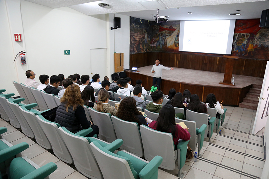 DGSIAP_Mx's tweet photo. El #SIAP contó el día de hoy con la visita de jóvenes estudiantes del Colegio Superior Agropecuario del Estado de Guerrero (CSAEGRO), al termino de la exposición, se les invitó a conocer la #Mapoteca Manuel Orozco y Berra https://t.co/diCs4vpQN8