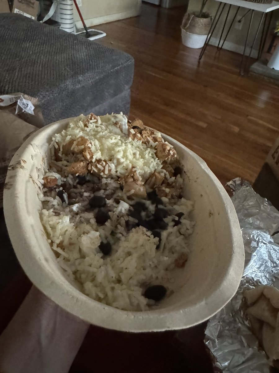 CoreyShroyer's tweet photo. What we ordered @ChipotleTweets vs what we got. This is a joke anymore $26 for this. https://t.co/Yz7GQeH5v6