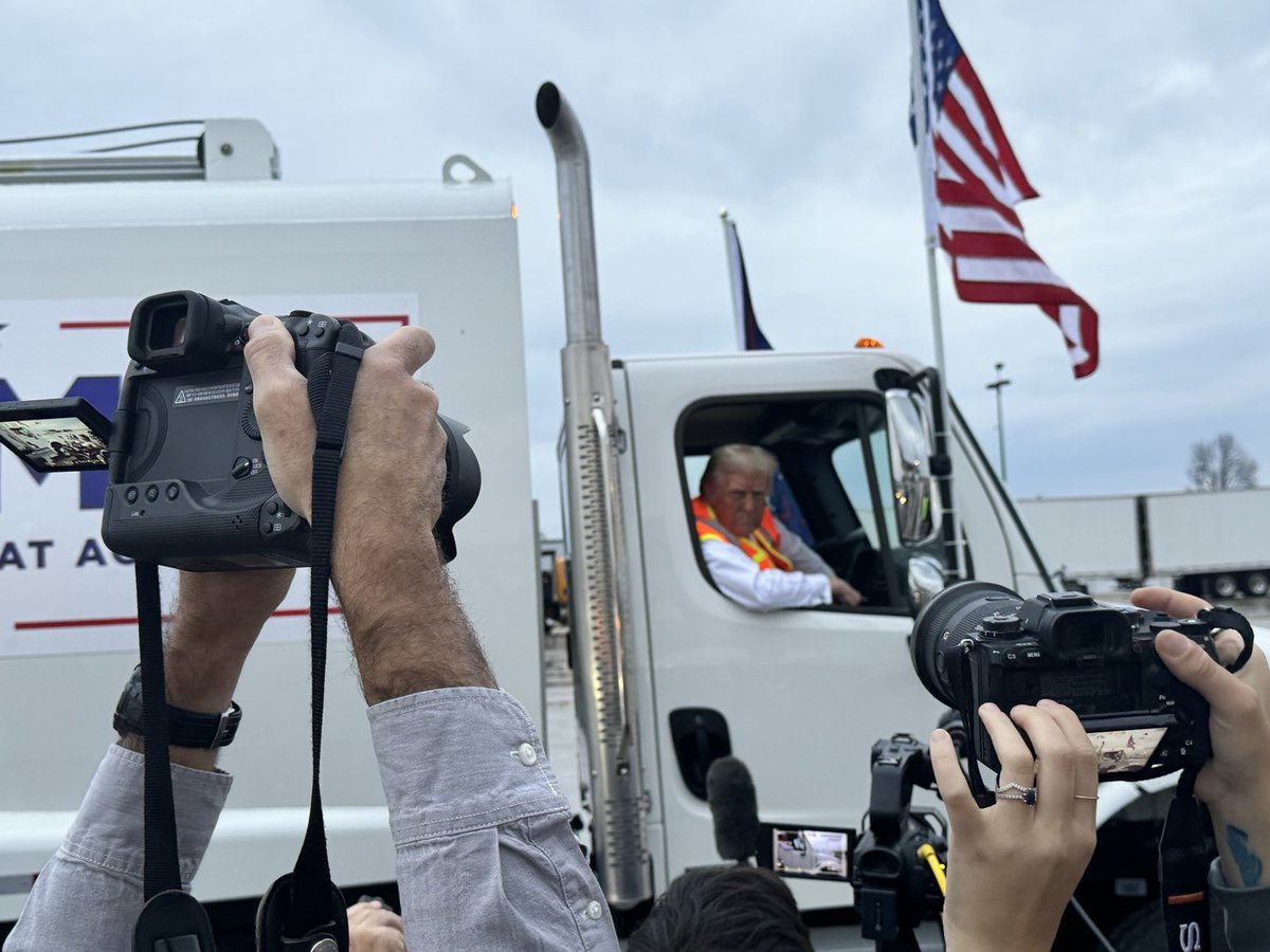 nicksortor's tweet image. 🚨 #BREAKING: President Trump has just started his shift as a GARBAGE MAN at the airport in Green Bay, Wisconsin

WHAT A LEGEND! 🤣🔥