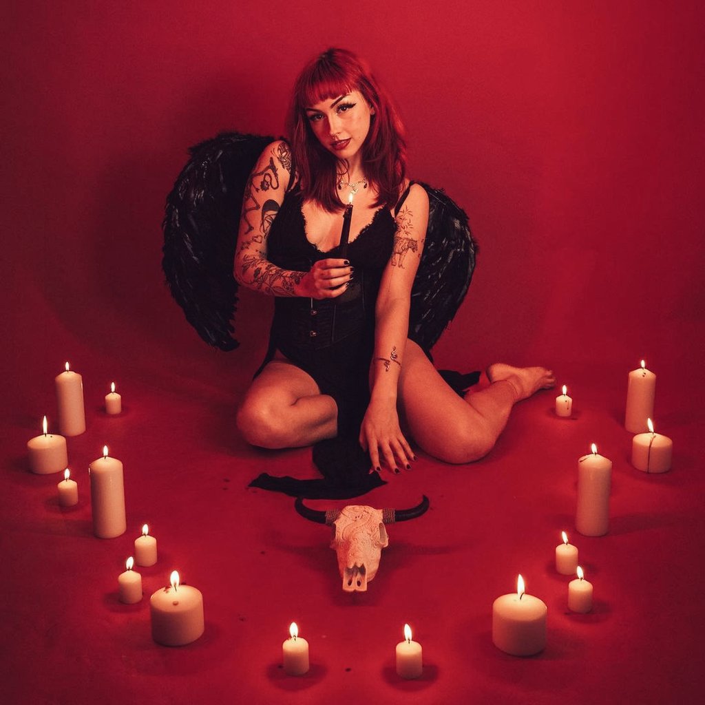 ᴍᴜꜱɪᴄ ᴍᴀᴊᴏʀ. ʜᴏᴘᴇʟᴇꜱꜱ ʟᴏᴠᴇʀ. ᴘʀᴇᴛᴛʏ ʙʀᴏᴋᴇ ʙᴏʏ.

◆Femboy◆

◆ Faux Dom/Submissive Top. Can be dominant when provoked 

◆ NSFW/Lewd Themes. 

◆ Can fit into most verses!