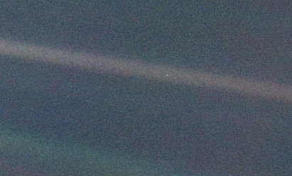 "Mirad ese punto azul pálido. Eso es aquí. Eso es nuestro hogar. Eso somos nosotros. Todos los que amamos, todos los que conocemos, todos de los que alguna vez hemos escuchado, cada ser humano que ha existido, vivió su vida en ese punto.

La suma de todas nuestras alegrías y