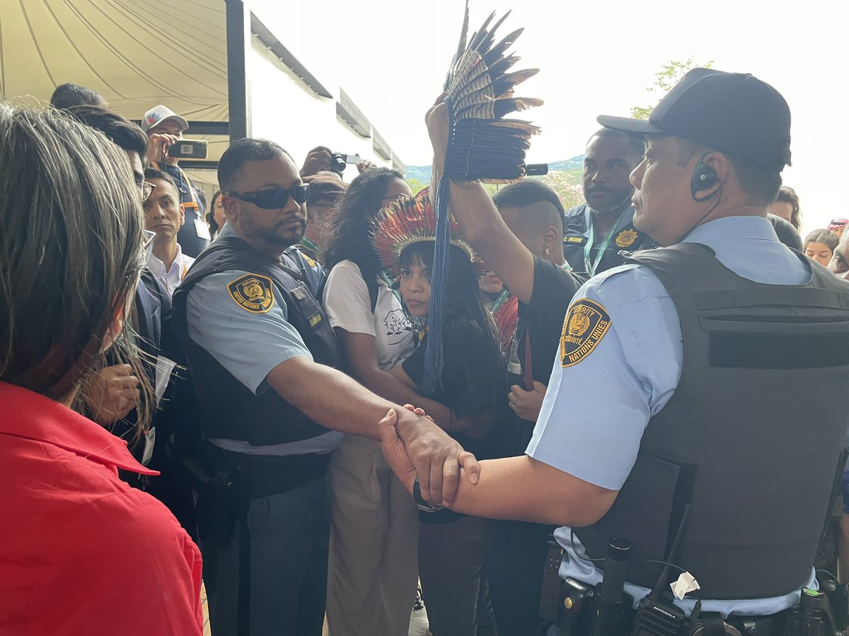 UN police at #COP16 detain indigenous protesters. Crowds rally to support protesters and call for their release.