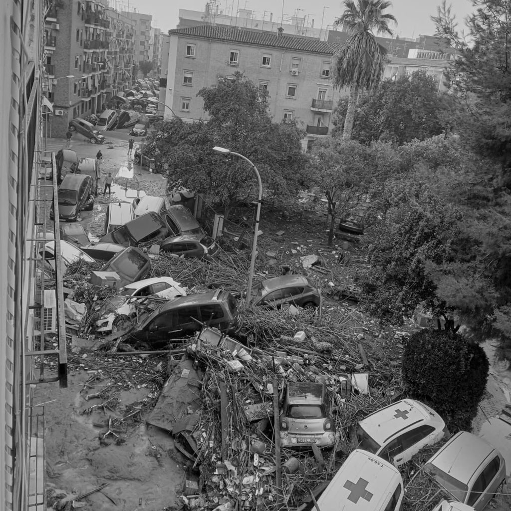 aftgomes's tweet image. Amigos Valencianos,
No puedo imaginar lo que estáis viviendo. Las imágenes duelen y la sensación de impotencia es enorme.
Quiero que sepáis que vosotros y la ciudad de la que tanto me gusta estáis en mis pensamientos.
Mucha fuerza, Valencia!