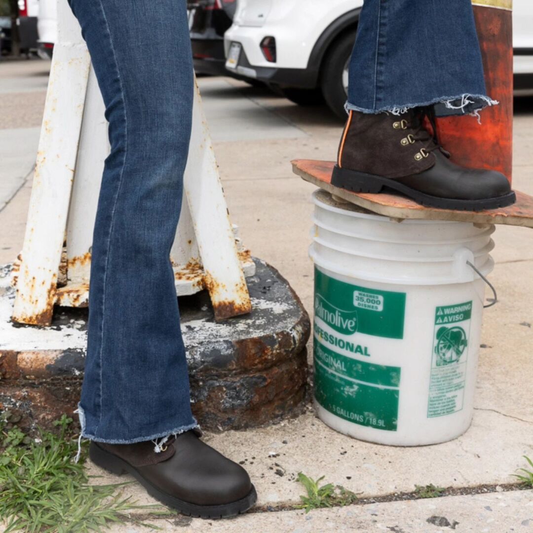 Made for the grit and designed for the fit! Our Hadaway Steel Toe Boots are engineered using anthropometrically correct footwear sizes for comfort that lasts all day long.

#junojones #junojonesshoes #hadaway #steeltoe #safetyfootwear #safetyfirst #women… instagr.am/p/DBw4ONuT3yD/