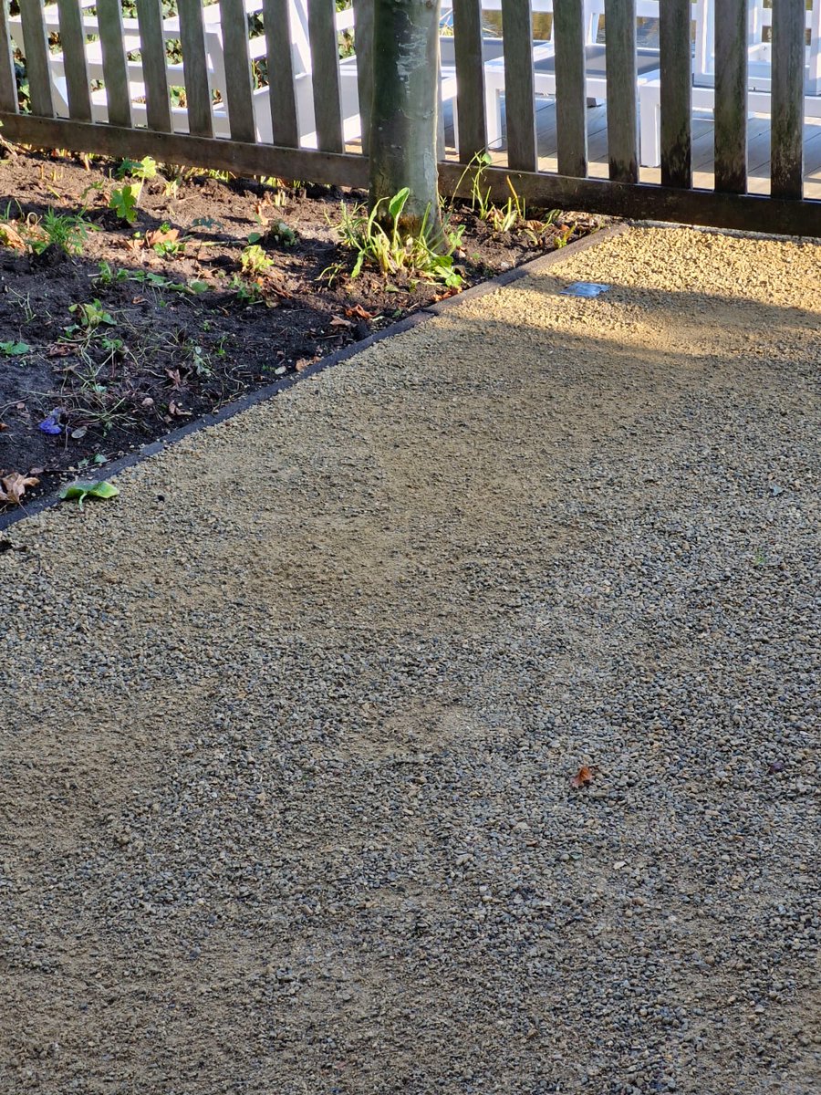 🌾 Afgelopen vrijdag hebben wij de laatste hand gelegd aan de renovatie van een tuin op de Lacon in Urk.
Door de tegels te verwijderen en te voorzien van een halfverharding en nieuwe verlichting aan te brengen, krijgt deze tuin een natuurlijke uitstraling en een warm gevoel.
