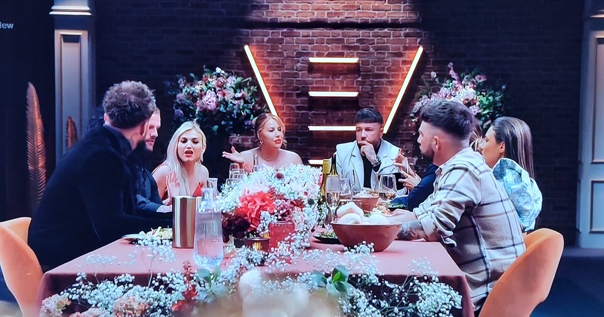 Darkeside2017's tweet photo. #MAFSUK can't believe how many couples have left on this series.. this is how many are left.. Judges I hope in the next series your choices are better.. next one to the sofa.. oh there's no one left.. 🤣 #mafs @MAFShysteria https://t.co/JO9FwsFSZ0