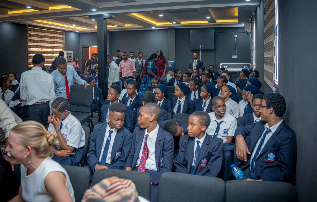 EboraofBooks's tweet image. Say DUBAWA, Say No to #FakeNews! 

Earlier today, I joined my team at @DubawaFacts to train students and staff of the Unique Blossom Schools in Abuja on fact-checking, in a bid to commemorate the UNESCO’s 2024 Global Media Literacy Week.

#AmplifyTruth #WeekforTruth2024