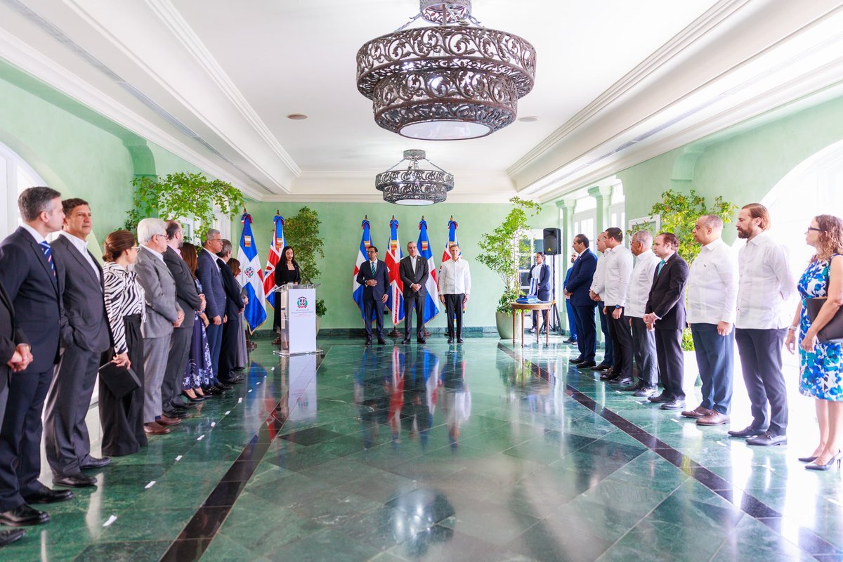 El Pdte. @LuisAbinader asistió al acto donde el embajador del Reino Unido de Gran Bretaña e Irlanda del Norte en el país, Mockbul Ali, fue condecorado con la Orden del Mérito de Duarte, Sánchez y Mella en el grado de Gran Cruz Placa de Plata, al concluir su misión diplomática.