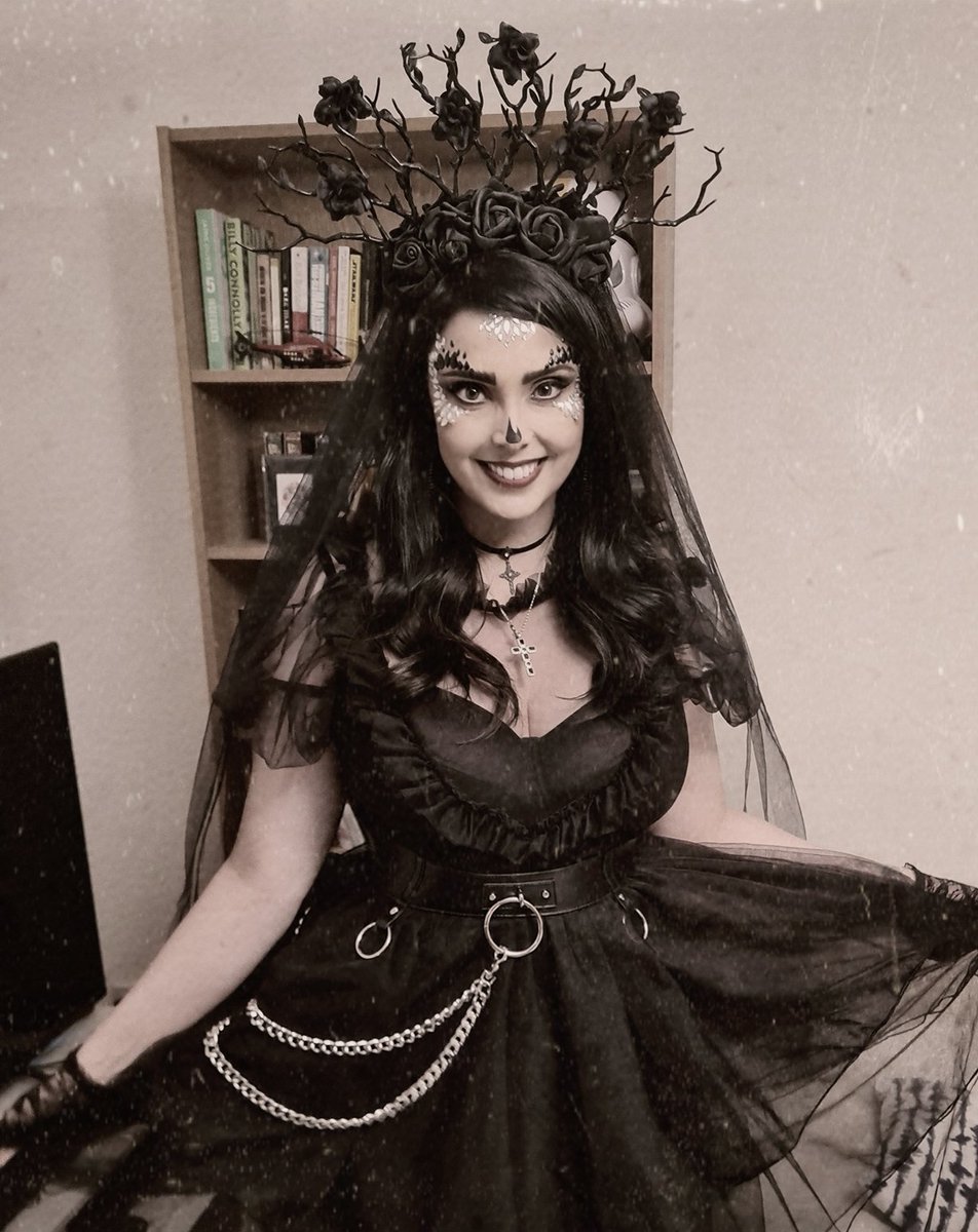 vicky_tait's tweet photo. When the witches go riding, and black cats are seen, the moon laughs and whispers 'tis near Halloween. 🎃🐈‍⬛️🧹 https://t.co/95QQ09rfZb