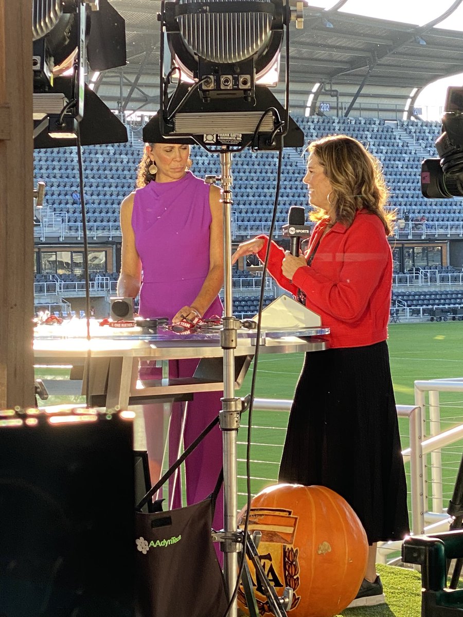 KayMac913's tweet photo. In Louisville for @USWNT vs Argentina and already @JulieFoudy sighting #LFG https://t.co/Z6EJXrR24k