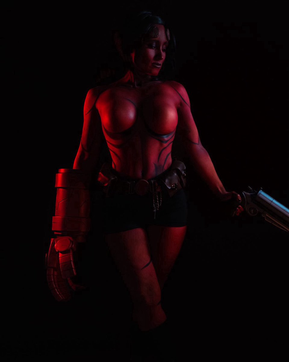 FreckledFoxCos's tweet photo. HELLGIRL
#helboy #halloween https://t.co/54DpvyrISK