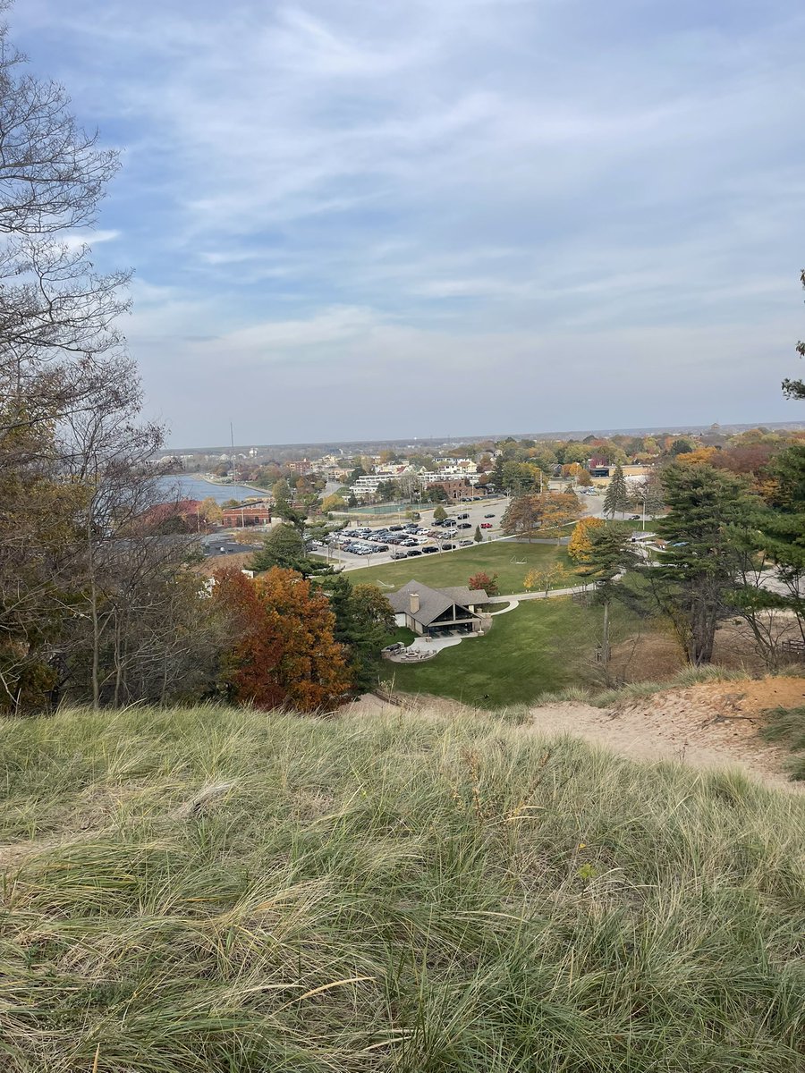 karrie_joy's tweet photo. My favorite overlook in town, to sit and take in the peaceful view! Can hardly tell where the lake ends and the sky begins today….the view is always worth it!! 🌊 ☀️
#hellofaview
#5mile
#everyday
#chooseyou
#choosehappy https://t.co/r1yEEOFBcG